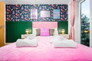 Stylish Manchester 4 Bed House with Garden - Sleeps 9 - Salford - FREE PARKING - SMART TVs in every bedroom - FREE NETFLIX & Ultra Fast WIFI - 6 min to City Centre, Close to Trafford Centre, Etihad Stadium, Manchester Arena, Clubs & more - 2