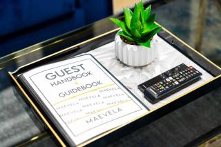 Stylish Manchester 4 Bed House with Garden - Sleeps 9 - Salford - FREE PARKING - SMART TVs in every bedroom - FREE NETFLIX & Ultra Fast WIFI - 6 min to City Centre, Close to Trafford Centre, Etihad Stadium, Manchester Arena, Clubs & more - 1