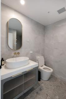 Lux 3-BR Penthouse in Burwood 2 free parking - 6