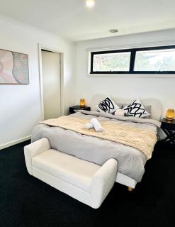 Modern Spacious 4 Bedrooms & Pool near Airport - 5