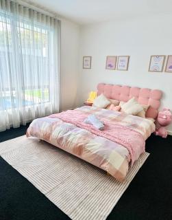 Modern Spacious 4 Bedrooms & Pool near Airport - 6