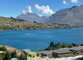 Gorgeous 3 Bedroom Central Lake Views - 9