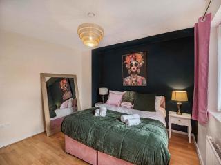 Contractor ready Homes Secure Parking - 9