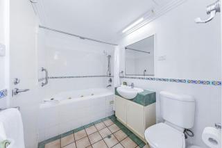 Marina views at Airlie 10H - 8