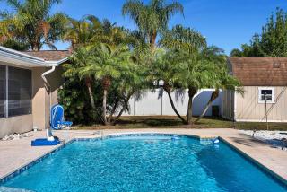 Four Bed Home with Pool Game Room Bar Near Beach - 8