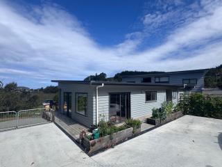 Sunny Shores, Serene Spaces in this Whangamatā retreat - 4