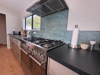 Sunny Shores, Serene Spaces in this Whangamatā retreat - 6