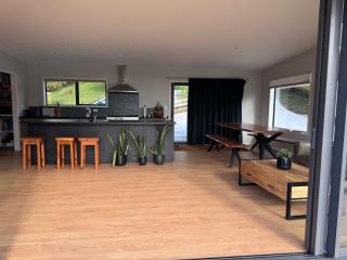 Sunny Shores, Serene Spaces in this Whangamatā retreat - 1