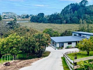 Sunny Shores, Serene Spaces in this Whangamatā retreat - 0