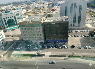 استوديو مفروش راقي في قلب أبوظبي منطقة النجدة داخل برج مرتفع بإطلالة مفتوحة مذهلة يتميز الاستوديو بتصميم مريح أثاث حديث مطبخ مجهز وحمام أنيق مع مصعد حديث وخدمات قريبة جداً الموقع مركزي ويوفرسهولة وصول لكل المرافق خيار مثالي للباحثين عن إ - 4