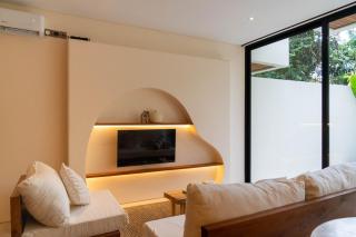 Modern 1BR Pool Villa with Balcony in North Canggu - 7