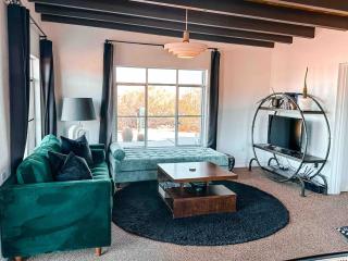 2 Epic Houses, 10 Acres, Views - 0