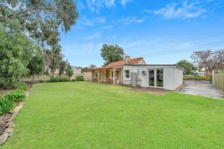 Comfy Heritage Cottage in Gawler South, spacious with 3 bedrooms and close to city train, shops and dining -  - 4