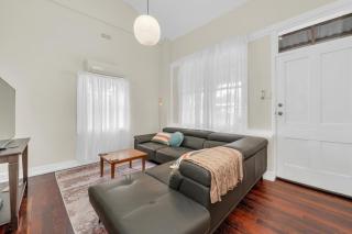 Bassett Cottage in Gawler South with 3 bedrooms and close to city train and shops - 0