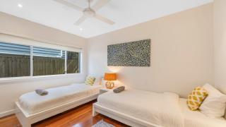 'Footsteps to the Bay' by HolidayCo - 4