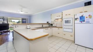 Ground floor, family unit on the canal with free WIFI! - 7