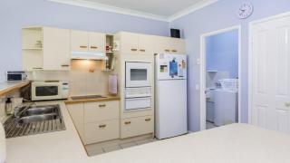 Ground floor, family unit on the canal with free WIFI! - 4