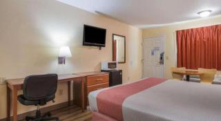 Rodeway Inn & Suites - 4
