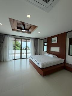 Cozy Siray Phuket 3-Floor Seaview Family Home - 4