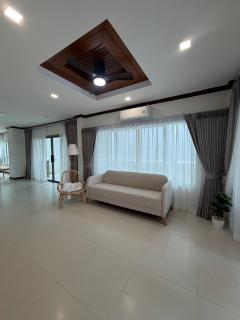 Cozy Siray Phuket 3-Floor Seaview Family Home - 1