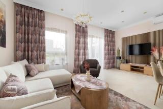 Exclusive Apartment in Wrocław with 2 Parking Spaces, Desk and Air Conditioned Living Room by Renters Prestige - 2