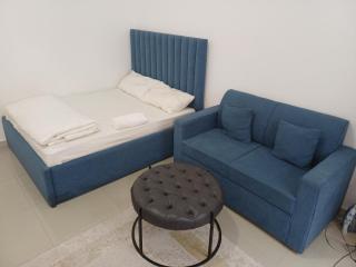 Fully Furnished Modern Studio in a Prime Location beside Abu Dhabi Central Bus Station and Al Wahda Mall العربية استوديو حديث ومفروش بالكامل في موقع مميز بجوار محطة الحافلات المركزية ومول الوحدة في أبوظبي - 1