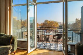 Stylish & Authentic 2BR Retreat in Central Tbilisi - Wehost - 8