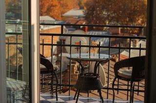 Stylish & Authentic 2BR Retreat in Central Tbilisi - Wehost - 5