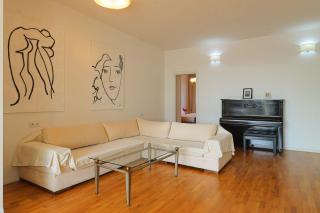 Stylish & Authentic 2BR Retreat in Central Tbilisi - Wehost - 3