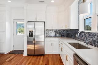 AV8-30: 8 30th Avenue - 8