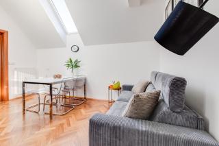 Chic & Bright Penthouse in Trendy Vinohrady - 9