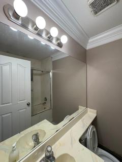 Delta Guest House Near Transit, Shopping, High Speed Wi-Fi, Parking - 2