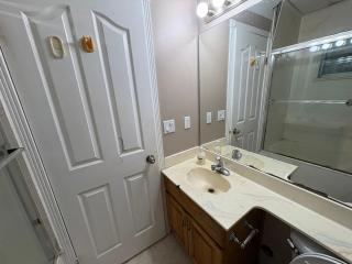 Delta Guest House Near Transit, Shopping, High Speed Wi-Fi, Parking - 6