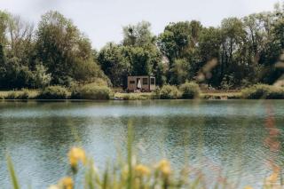 Lodge panoramique grand confort au bord d'un étang - 9
