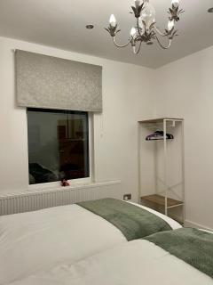 Van House - Brand New 4 BDR Business & Family - 9