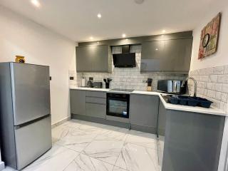 Van House - Brand New 4 BDR Business & Family - 8