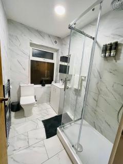 Van House - Brand New 4 BDR Business & Family - 6