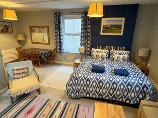 Central Tenby Private Pad - View of High Street - 8