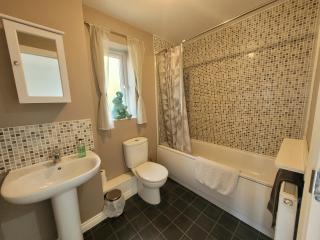 Kensington House- The Perfect home for contractor stays - 9