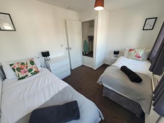 Kensington House- The Perfect home for contractor stays - 3