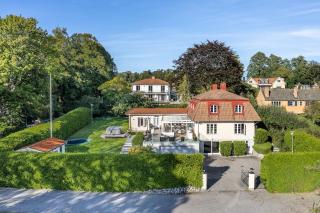 Luxury villa with spa and private lake - 0