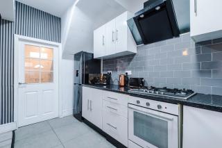 4-Bed Manchester House Near City Centre - 8
