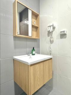 Spacious 2BR2BA in Thonglor with WiFi & balcony - 1