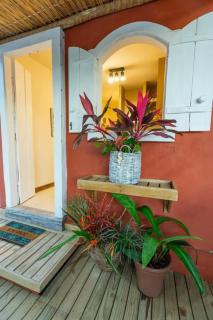 Container Vermelho na beira do rio e a poucos metros do mar com cozinha completo - 1