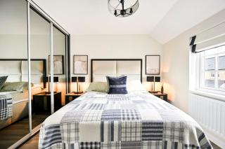 Premium 3 Bed Residence w Garden and Parking - 9