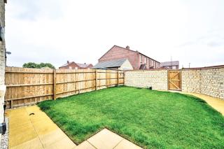 Premium 3 Bed Residence w Garden and Parking - 7