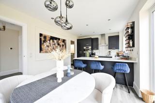 Premium 3 Bed Residence w Garden and Parking - 5