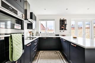 Premium 3 Bed Residence w Garden and Parking - 4