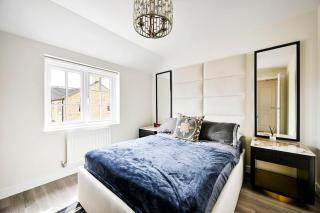 Premium 3 Bed Residence w Garden and Parking - 1