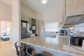 Perfect Location 2 Bedroom 2 Bathroom Apartment - 4